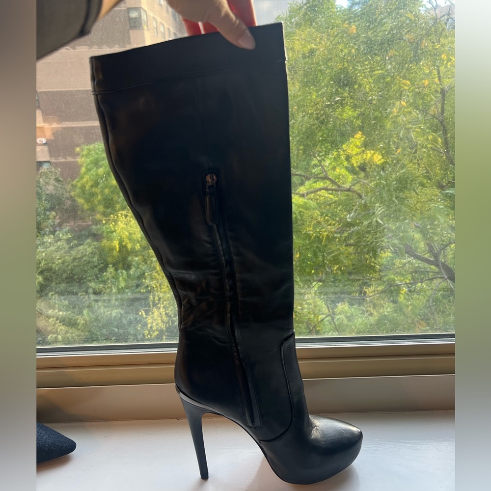 Leather OTK BCBG Boots size never been worn size 8.